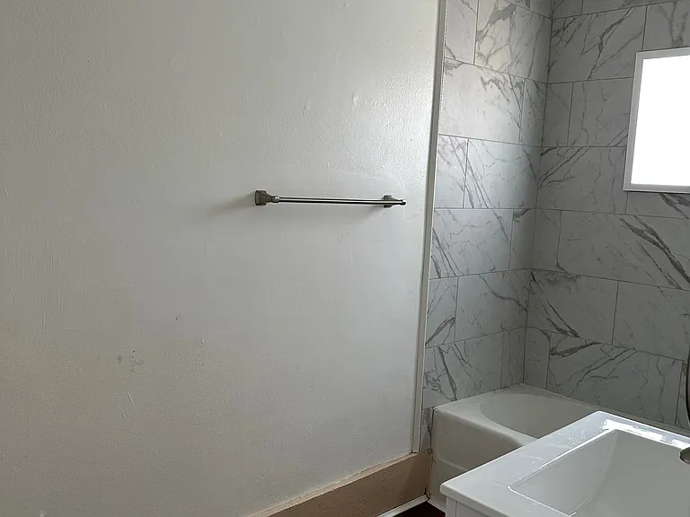 205 Stanford Dr SE #B — Photo 4