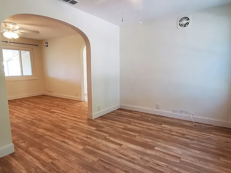 912 Lake Jessie Dr — Photo 2