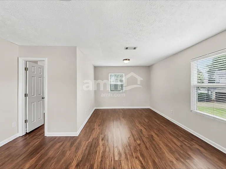 1316 Roxbury Ct — Photo 9