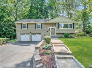 16 Mayo Dr, Park Ridge, NJ 07656