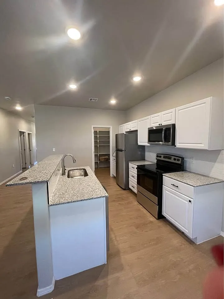3 bed, 1400 sqft, $1,800 — Photo 2