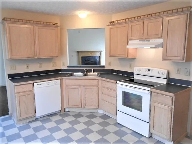 3 bed, 2.5 bath, 1796 sqft, $2,340 — Photo 2