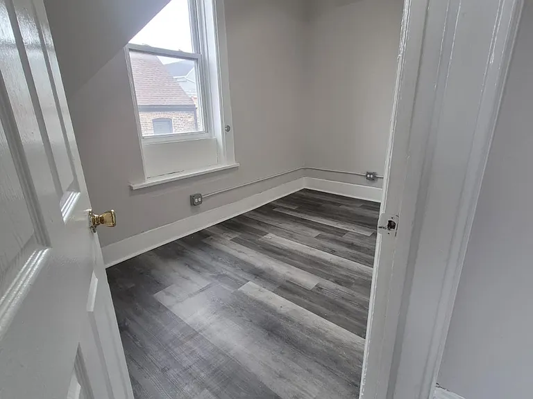 2219 S Oakley Ave #1F — Photo 8