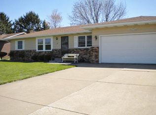 235 W Park View Dr, Walcott, IA 52773