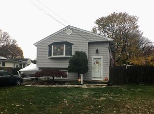 112 Berry St, Lindenhurst, NY 11757