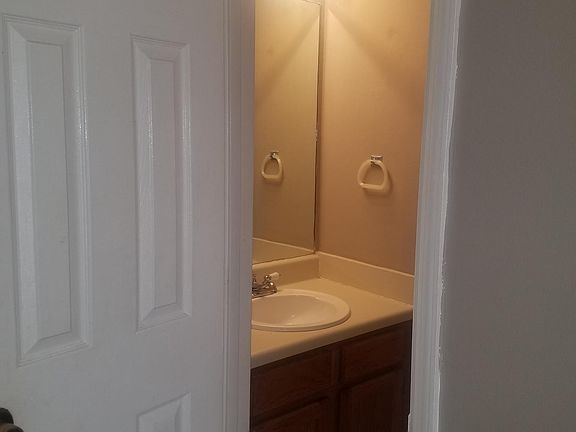 4th image of 2224 Wellington Cir