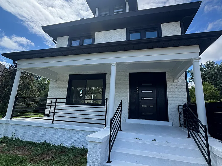 Big, homey porch!
