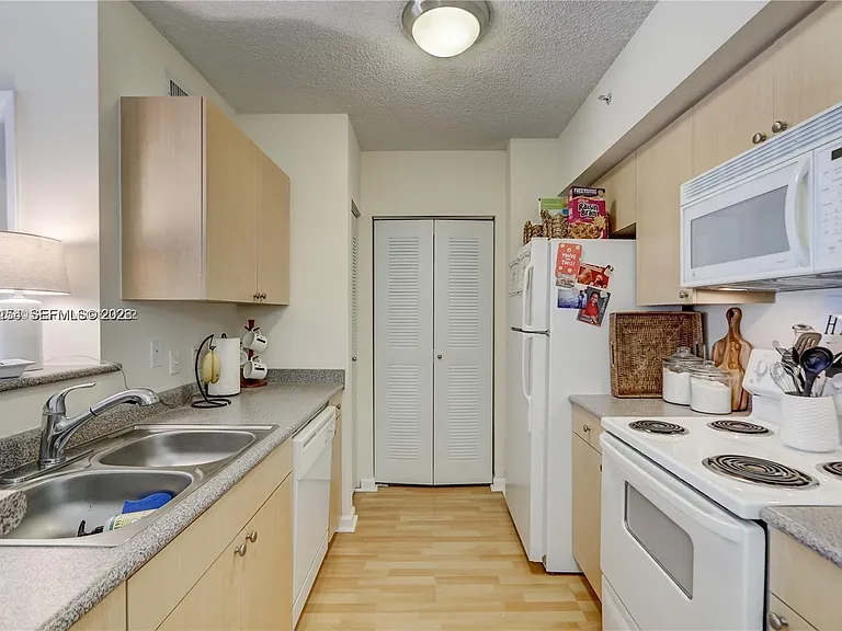 1919 Van Buren St #620A — Photo 3