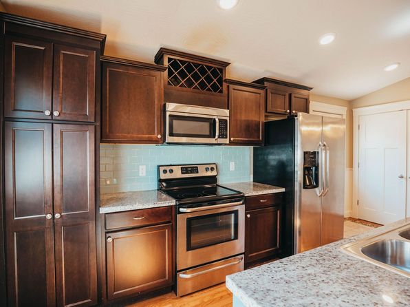 1040 E Walnut St APT B