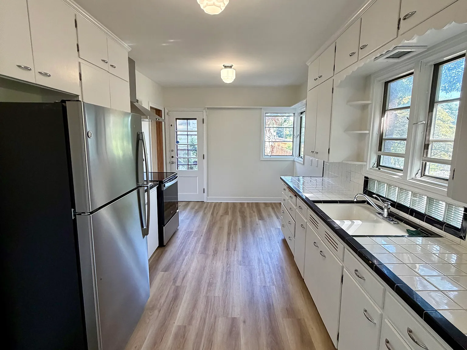 3 bed, 2073 sqft, $1,900 — Photo 2