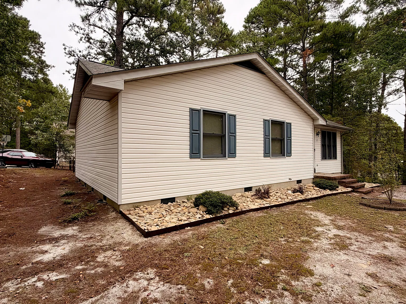 3 bed, 1200 sqft, $1,650 — Photo 2