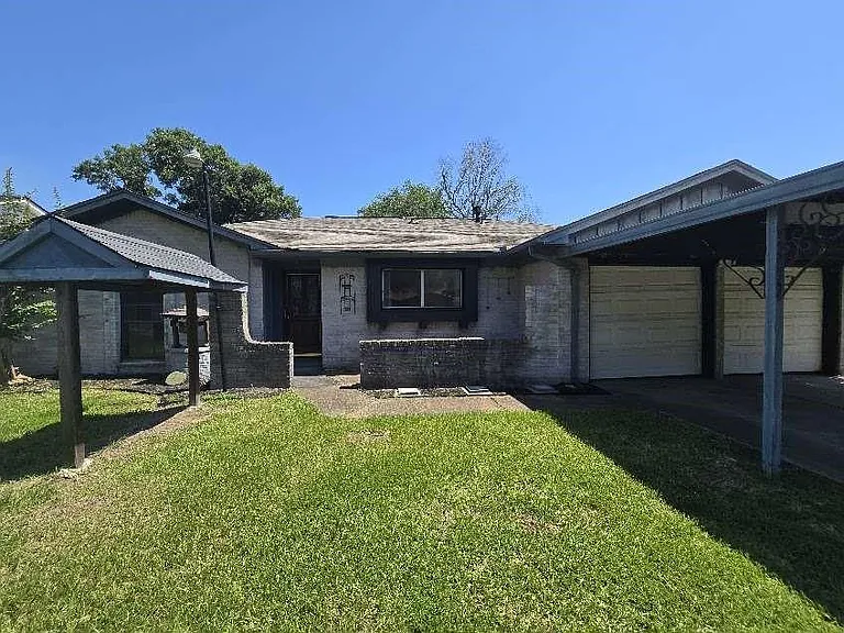 1307 Cactus St — Photo 1