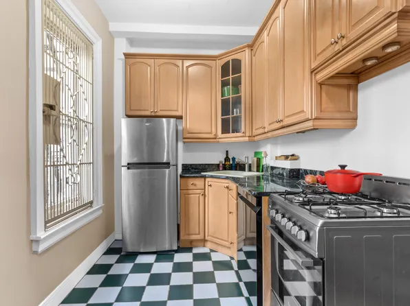 25 West 64th Street 2E image 2 of 4