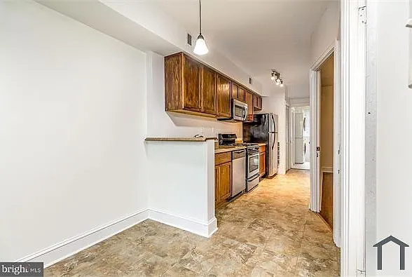 1729 E St NE #4 — Photo 9