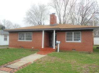 723 N Mill St, Flora, IL 62839