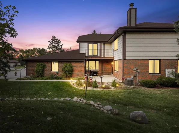 8124 South Legend DRIVE, Franklin, WI 53132