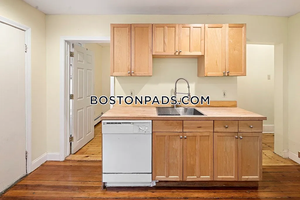 4 bed, 999 sqft, $5,000 — Photo 2