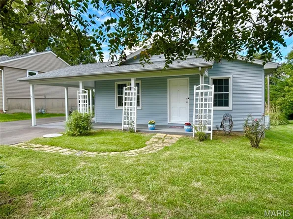 513 N Moore St, Waterloo, IL 62298
