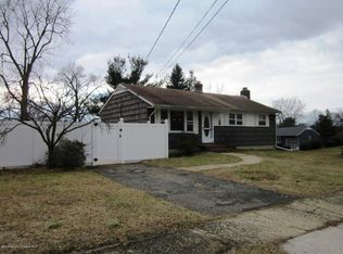 11 Roosevelt Ter, Howell, NJ 07731