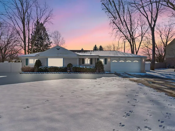 756 Troywood Dr, Troy, MI 48083