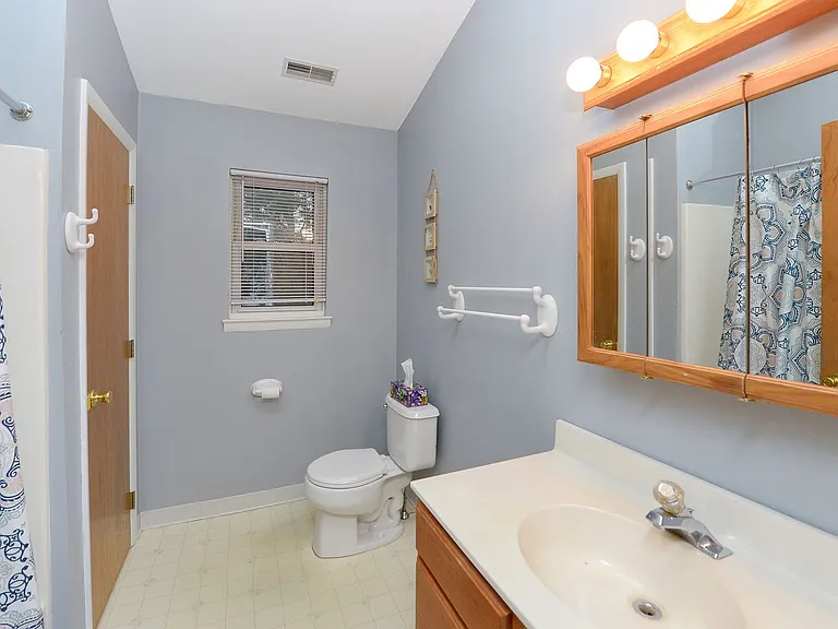107 E Kings Hwy — Photo 25