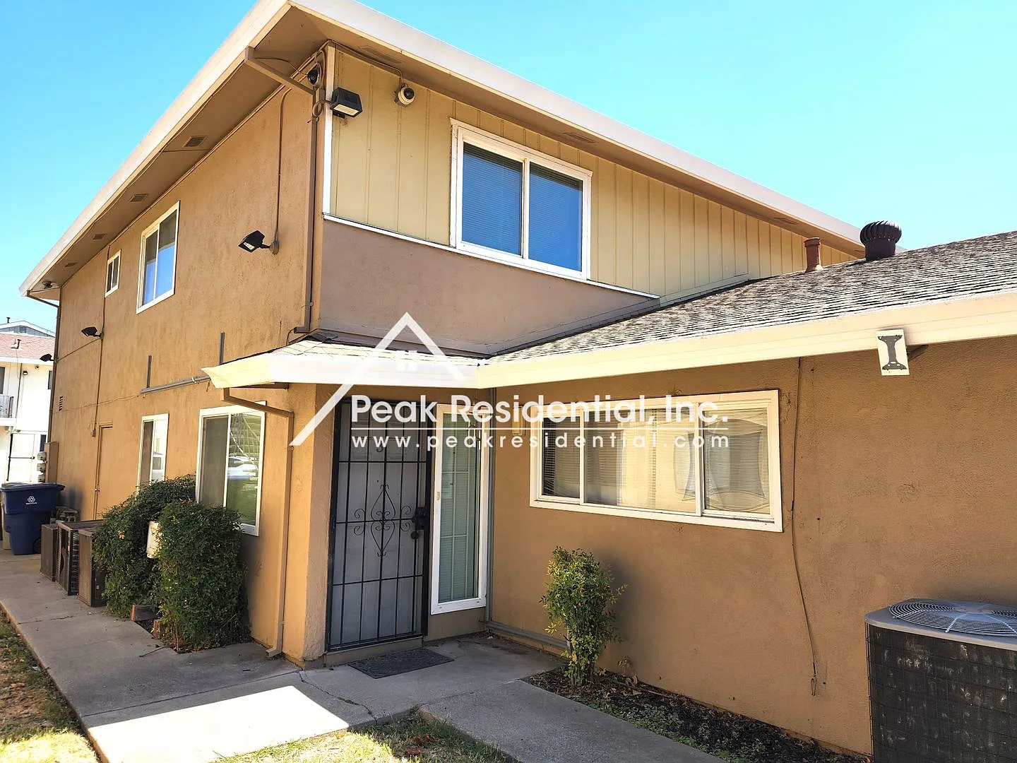 Spacious 2bd/1ba Sacramento Fourplex — Photo 2