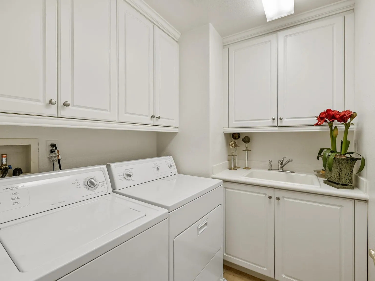 4 bed, 3.0 bath, 2338 sqft, $4,500 — Photo 2