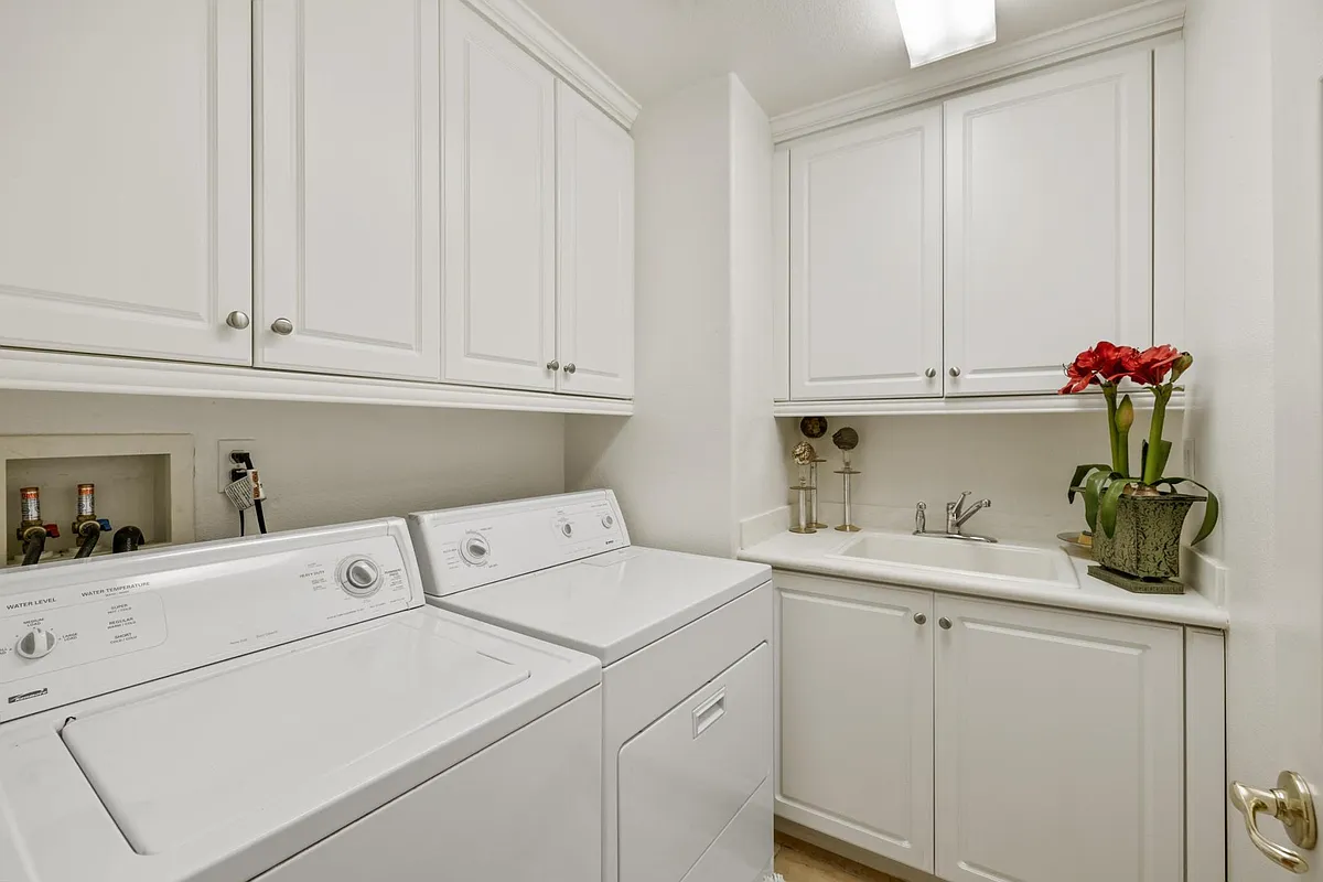 Building Photo - 42753 Della Pl