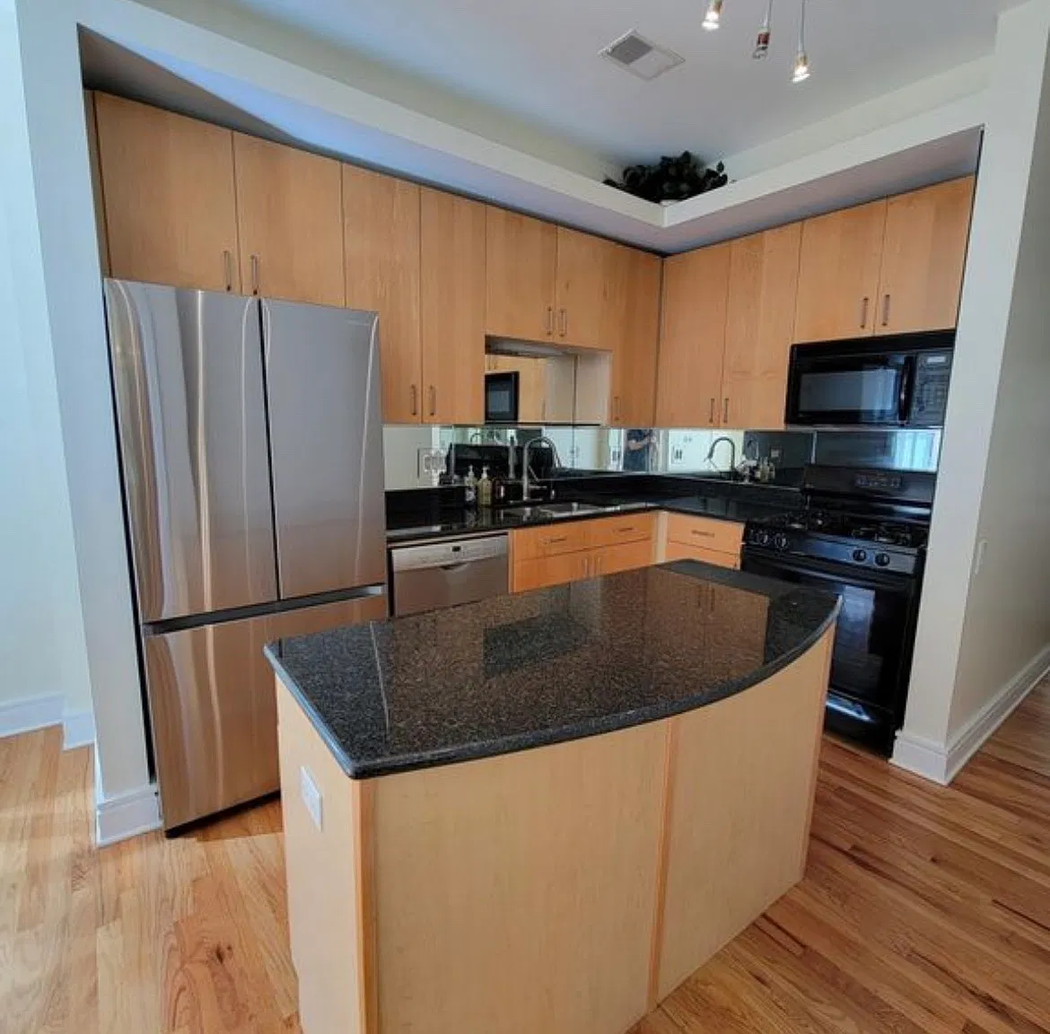 212 W Washington St — Photo 1