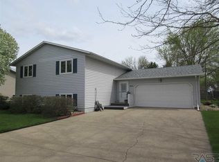 1435 NE 4th St, Madison, SD 57042