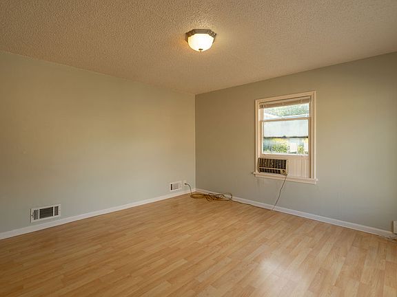 3rd image of 271 E 5th Ave #271