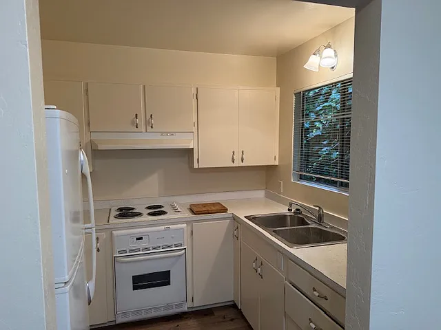 637 Spencer St — Photo 2