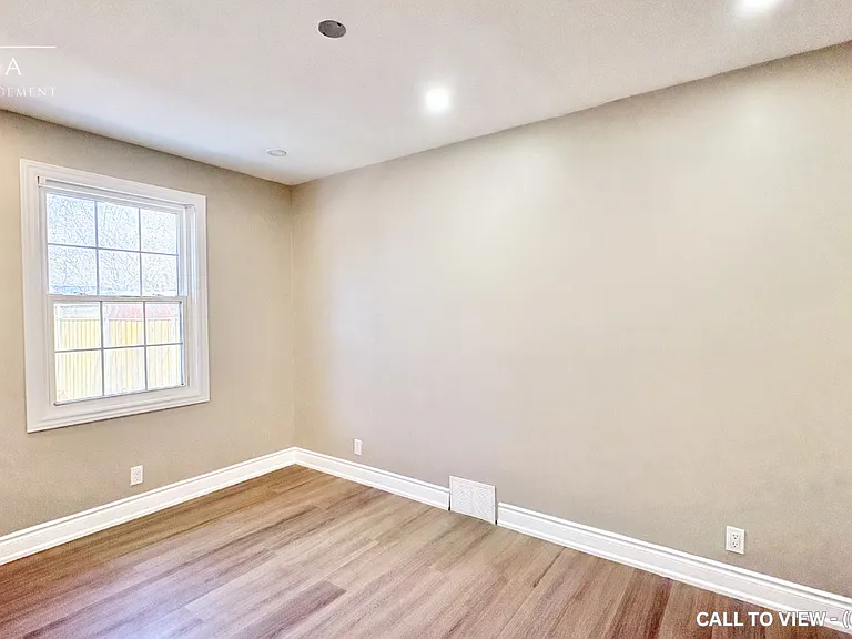 1052 King St E — Photo 8