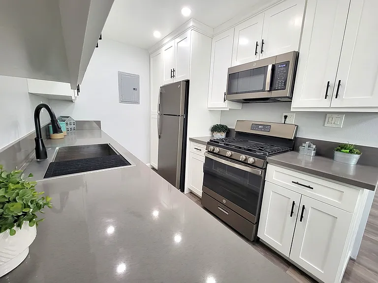 Marquis Apartments — Photo 18