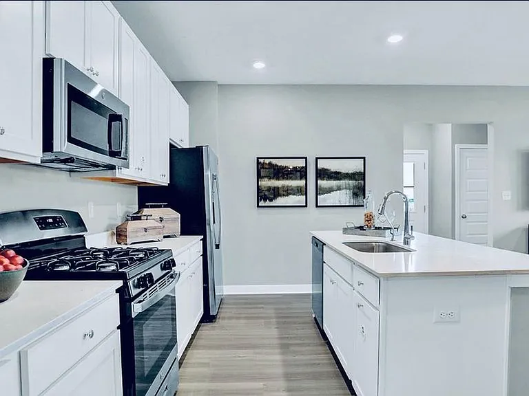 2076 Rowena Ln — Photo 35
