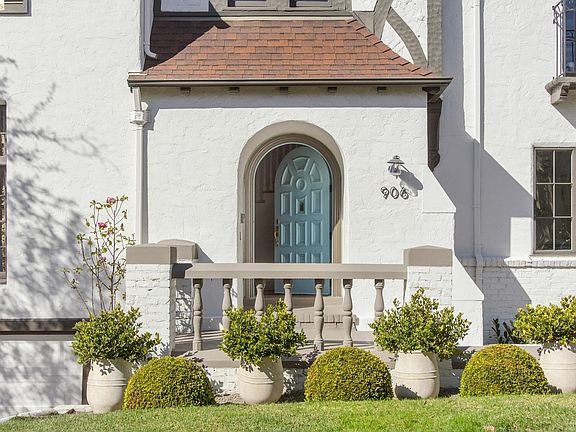 3rd image of 906 Paramount Rd