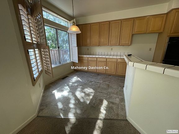 4th image of 8 Horseshoe Bay Ct