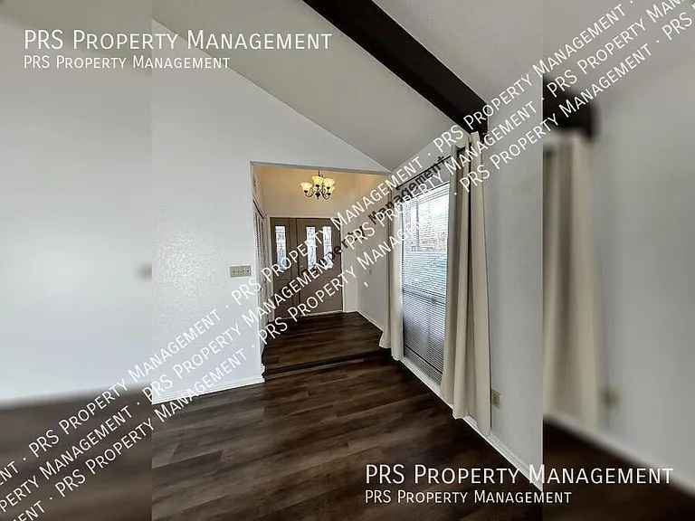 329 E Ambassador Dr — Photo 7