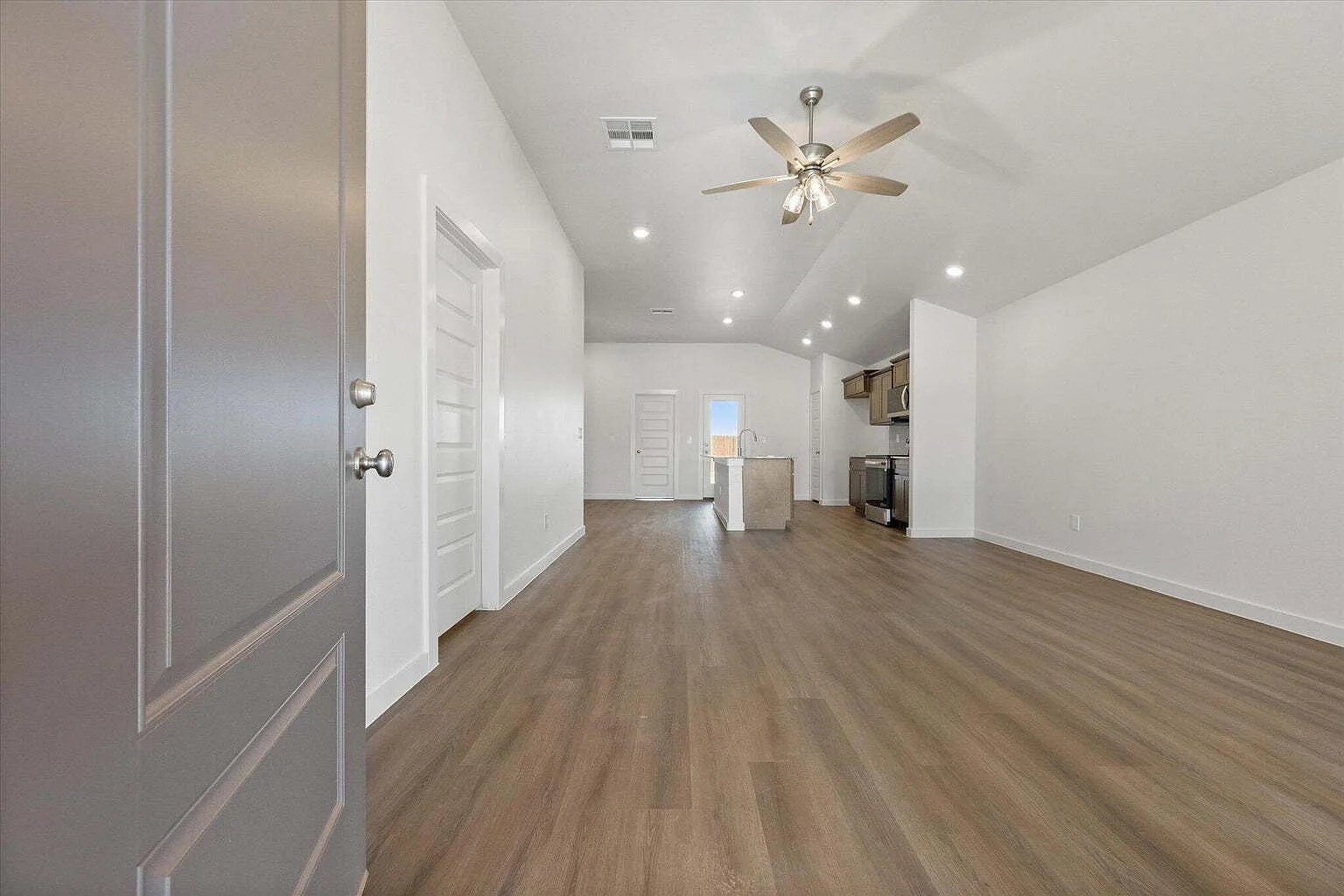 3 bed, 2.0 bath, 1450 sqft, $1,650 — Photo 2