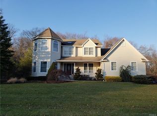 6 Ronwood Rd, Chestnut Ridge, NY 10977