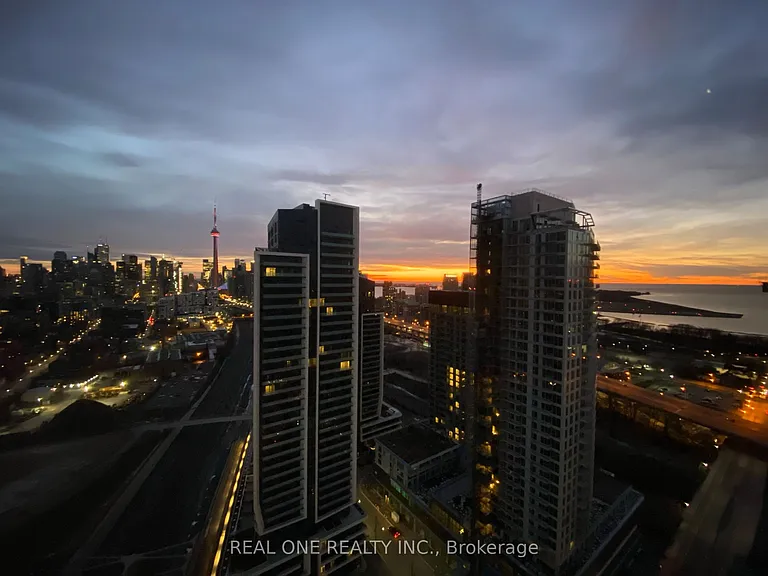 19 Western Battery Rd #Penthouse 20 — Photo 3