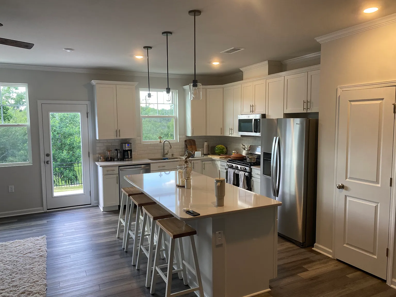 3 bed, 2.5 bath, 1691 sqft, $1,985 — Photo 1