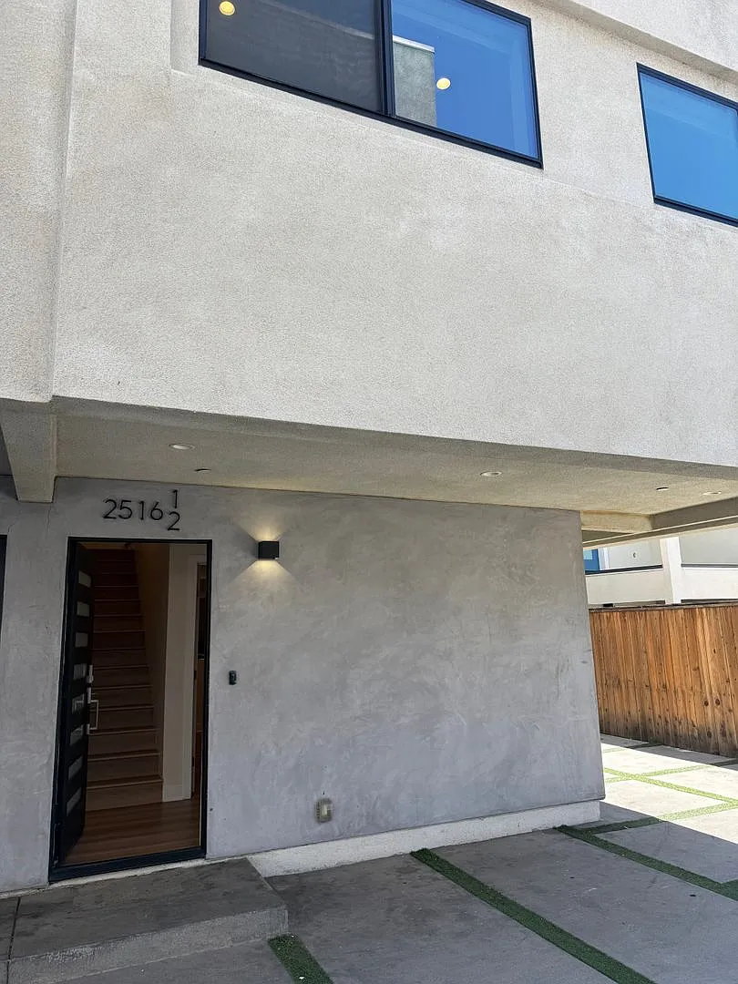 2514 S. Palm Grove Ave — Photo 1