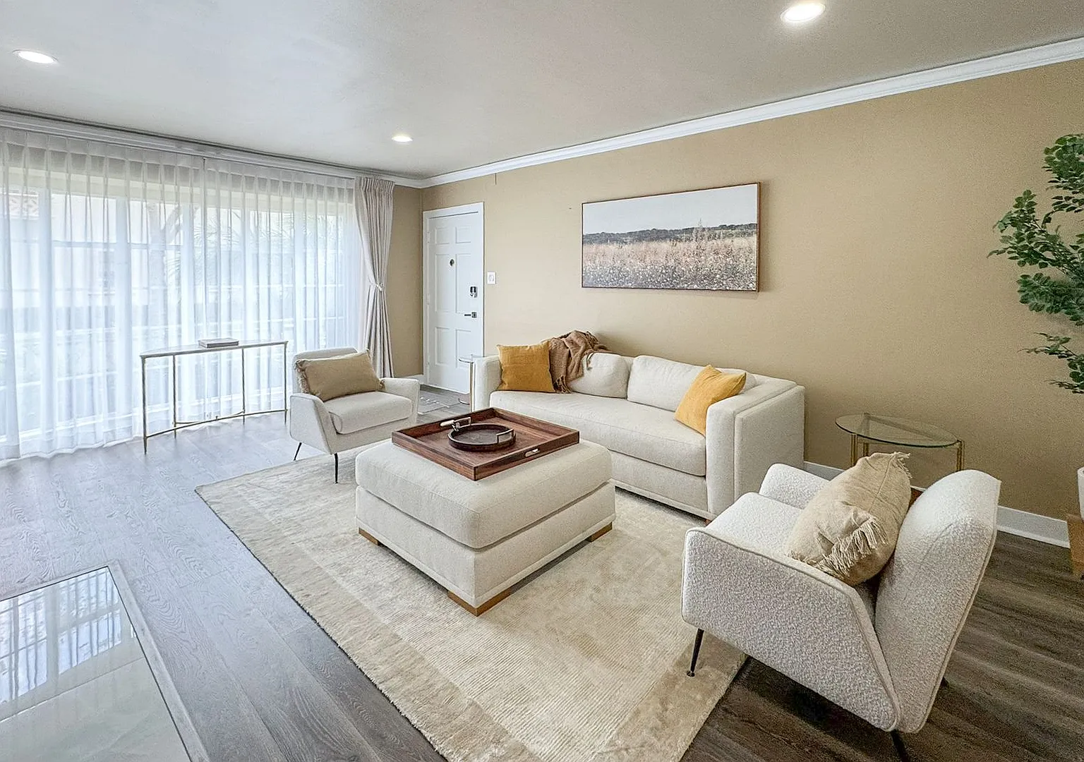 Charming 2-Bedroom in the Heart of Beverly Hills — Photo 3
