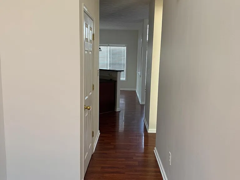 504 Thames Cir — Photo 13