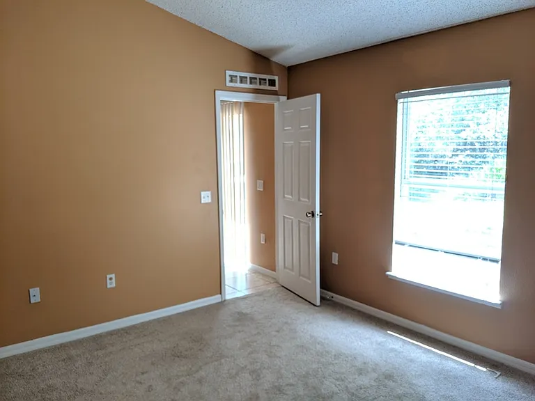 1907 Manatee Dr — Photo 8