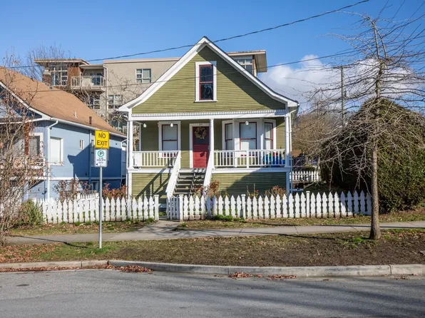 166 E 10th St, North Vancouver, BC V7L 2C8