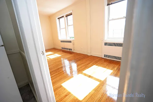 Rented by Norman Raindel, LREB | media 23