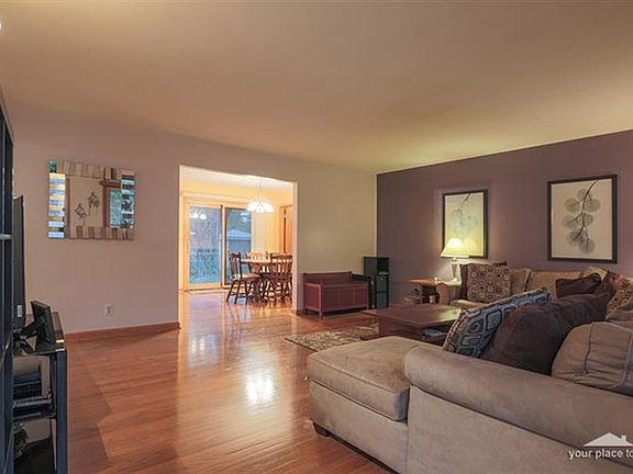 4th image of 12 Chantilly Ln