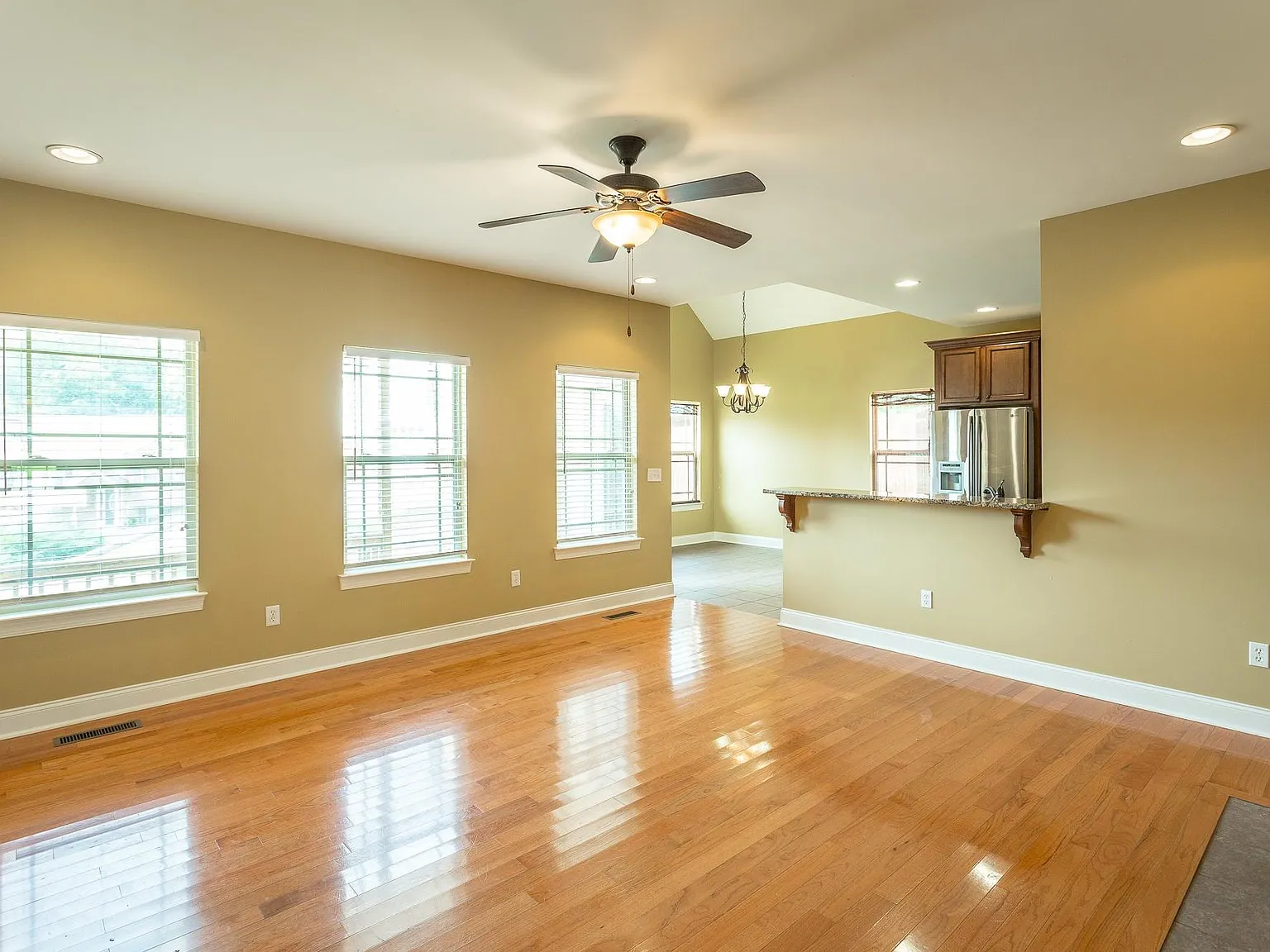 4 bed, 2308 sqft, $2,450 — Photo 4